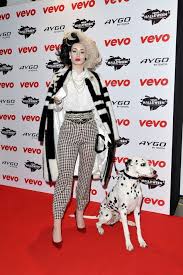 Кристин барр, эндрю ганн, марк э. Idei Na Temu Kruella Stervella 170 V 2021 G 101 Dalmatinec Kruella De Vil Disnej