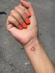 Herz Tattoos Am Handgelenk 40 Kleine Herzen Auf Handgelenken Fur Madchen Tattoo Ideen Red Heart Tattoos Small Heart Tattoos Little Heart Tattoos