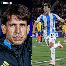 Qué espectacular postal público el día de ayer el FC Barcelona, Ronaldinho  Gaucho alistándose en el camerino antes de salir a la cancha. Mítica  sonrisa, míticos botines, mítico collar. Un antes y