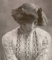 Après une enfance heureuse entre ses parents, ses deux frères et sa sœurs, la future romancière est encore adolescente. Pin On Vintage Women Authors
