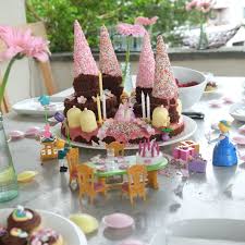 In der praktischen schachtel befinden sich zauberhaft dekorierte leckereien: Prinzessinnenkuchen Prinzessin Kuchen Kindergeburtstag Geburtstagsparty