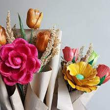 Alat dan bahan yang dibutuhkan yaitu gunting, lem tembak, kulit jagung, pewarna makanan, ranting pohon, botol sirup bekas, kertas kado, dan pulpen.selanjutnya pewarnaan pada limbah kulit jagung.setelah itu. Buket Bunga Kulit Jagung Klobot Untuk Valentine Shopee Indonesia