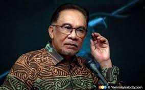 Does Anwar care that rakyat is dissatisfied with his performance?