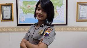Pelajari caranya lewat tips dan trik dari tim all cara potong rambut pria sendiri di rumah, tips darurat saat barbershop tutup. Tahukah Kamu Begini Aturan Dandan Polwan Indonesia Dari Potongan Rambut Hingga Operasi Plastik Tribun Jateng