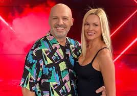 Just the two of us reached #2 on the us pop chart in the spring of 1981 and is washington's only top 40 hit in the uk. Ektos J2us H Biky Kaboyra H Apanthsh Ths Ston Niko Moytsina Fay S Book