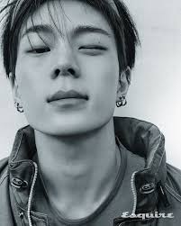 넷플릭스 '스위트홈 시즌2'에서 부드러운 카리스마를 보여준 배우 김무열의 바이 마이 셀프를 공개합니다. 용기를 내서 들고 온 핫한  선글라스는? 10년 이상 애용한 아이템과 스니커즈 고르는 팁까지. 지금 영상으로 확인해 보세요.