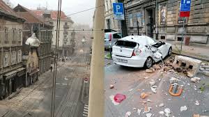 Újabb, a hétfőinél erősebb földrengés volt horvátországban kedden, déli 12 óra után nem sokkal. Embermentes Osszedolt Hazak Betemetett Kocsik Videon A Horvat Foldrenges Dramai Pillanatai 24 Hu