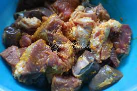 Masukkan daun kunyit, serai, dan asam kandis. Daging Goreng Garam Kunyit Paling Sedap Hingga Rasa Nak Nangees Azie Kitchen