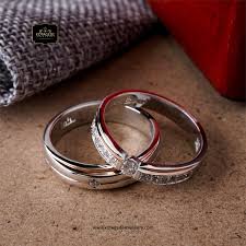 Jual cincin tunangan & kawin emas putih dengan harga murah di blibli.com! Cincin Untuk Lamaran Apakah Harus Emas Banyak Bahan Lain Lho