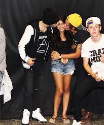 But Look At Harry S Arms Wrapped Around Her Waist Can That Be Me Meet And Greet Poses Harry Styles Photos One Direction Pictures