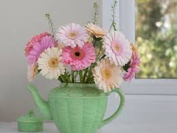 White roses are a common congratulatory flower to give to anyone who is getting married. Which Flowers Are Apt For Saying Congratulations Ferns N Petals
