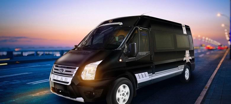 Dòng xe limousine 16 chỗ sang trọng cho đoàn du lịch tại Phú Quốc, do AI tạo