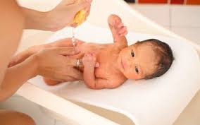 You don't need to give your newborn baby a bath in their first few days but you can if you like. How Often Should You Bathe A Newborn