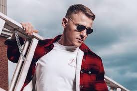 Широкую популярность алекс получил благодаря ряду телевизионных. Aleks Malinovskij Biografiya Foto Lichnaya Zhizn Novosti Pesni 2018 Biografii