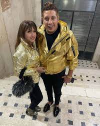 نشر مطرب المهرجانات المصري الشهير حمو بيكا، صورا أثارت جدلا واسعا لسيارته الجديدة والتي تم طلائها بالذهب عيار 24. Ø¨ÙˆØ§Ø¨Ø© Ø§Ù„Ø®Ø¨Ø± Ø§Ù„ÙÙˆØ±Ù‰