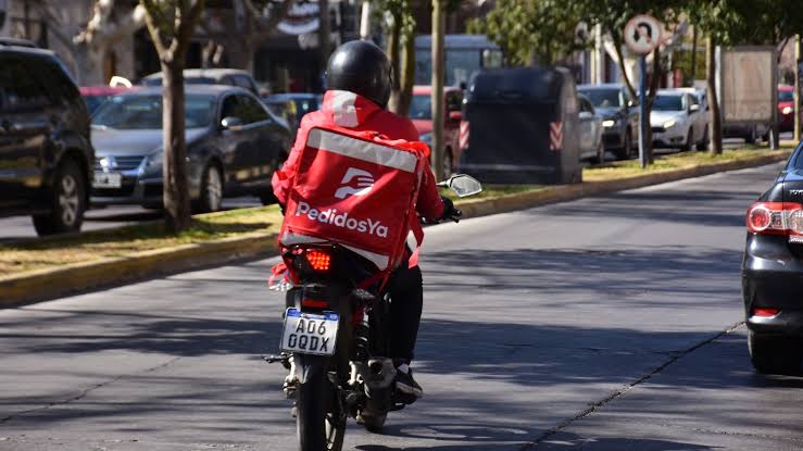 Una sentencia clave: la justicia de San Juan reconoció el vínculo laboral entre Pedidos Ya y un repartidor y ordenó indemnizarlo