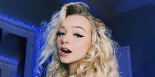 Download Zoe Laverne Mouth Open Wallpaper