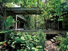 Dengan perabotan kayu yang digunakan, kamu dapat memberikan sentuhan tropis yang konvesional namun modern. 12 Inspirasi Desain Rumah Tropis Modern Yuk Bikin Hunian Nyaman Seperti Ini Rumah123 Com