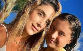 Daniela Ospina pasea junto a su exsuegra y sus hijos, Salomé y Samuel