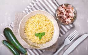 Aggiustate di sale l'acqua di cottura del cous cous (16), poi versatevi il cous cous (17) e mescolate fin quando si sarà assorbita tutta l'acqua di cottura (18). Ricetta Cous Cous Zucchine Alla Menta E Prosciutto Cotto Ferrarini Ferrarini