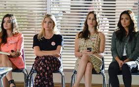 Di kota fiksi bernama amerta di bali, persahabatan empat siswa putus ketika alissa, teman mereka yang populer dan paling berpengaruh, dinyatakan hilang secara misterius. Pretty Little Liars Pll Staffel 7 Auf Netflix Alle Infos