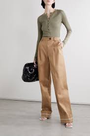 I'll show you 30 hot fall dresses in the latest styles for 2020 including paisley, tiered dresses, boho floral and even simple dresses in pretty fall hues. 32 Cute Fall Outfits For 2020 What To Wear This Fall