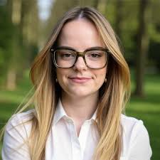 This is Betsy Chan, a trainer at BAL. Some people captivate you with their  warmth and sparkle the moment you meet them. Betsy is one of those people.  I met her during “