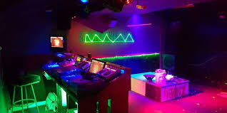 Discotheque — , discothèque (dis koh tehk) french a nightclub or dance hall where music for dancing is provided from recordings, accompanied often by intricate lighting effects … Comment Fait On Pour Manger Des Patrons De Discotheque Manifestent A Rennes