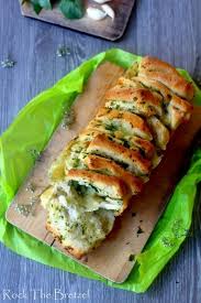 Cheese And Garlic Pull Apart Bread Rock The Bretzel Recette Recettes De Cuisine Voyage Culinaire Cuisson Des Aliments