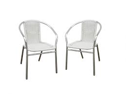 Pendant que vous serez assis paisiblement sur une chaise de jardin aluminium en train de lire votre journal, votre enfant pourra faire sa sieste sur sa poussette bebe confort. Lot De 2 Chaises De Jardin En Aluminium Et Resine Tressee Blanche Fizz Chaise De Jardin Chaise Mobilier