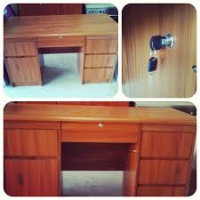 For Sale Wood Desk Office Price 20 Bd للبيع مكتب خشب بحالة ممتازة السعر 20 Bd Tel 33770050 Desk Office Desk Corner Desk