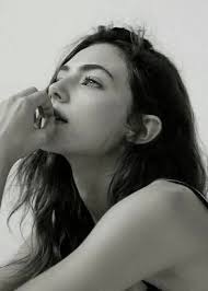 Собаки обездолены людьми. Когда-то кто-то сделал их такими… Голодных всех  собак не накормить- И мы, стыдясь, опять проходим мимо… У магазина пес  лохматый лег. Весь отощал. Израненная морда. От голода почти стоять