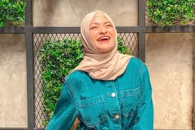 Nathalie holscher dikabarkan punya hubungan spesial dengan manajernya, panji komara. 10 Fakta Nathalie Holscher Calon Istri Sule Yang Rela Mualaf