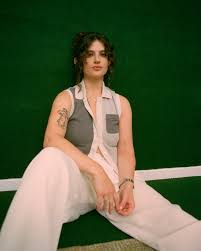 Emma Seligmans Bottoms Puts Her On Top