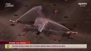 Por que caminhões de bombeiro jogaram água no avião da Seleção? Entenda tradição