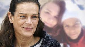 Stephanie von monaco (sängerin, model) 03/86 ru stephanie von monaco am flughafen köln / bonn im märz 1986 frau tv fernsehen musik gesang fotomodell pop popmusik popsängerin leger dunkelhaarig lockig locken lederjacke flugplatz corvette jet privatjet privat privatflugzeug. Stephanie Von Monaco Ungeschminkt Wunderschon Privater Urlaubsschnappschuss Mit Ihrer Tochter Youtube