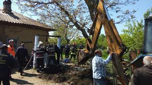 Dimineaţă era la fel ca ieri, fusese mai agitat peste noapte. Momentul Cand Copilul CÄzut In FantanÄ A Fost Salvat Misiune DificilÄ Si RiscantÄ Cel Mic A Fost Transportat Cu Elicopterul La Bucuresti