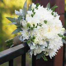 Ever wondered what your wedding bouquet is really saying? All White Flowers For This Week S Bouquet Flowers Bouquet Floral Chrysanthemum Freesia Boho Brisban Svadebnye Bukety Buket Hrizantem Buket Obertyvanie