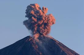 Kelompok batuan ekstrusi atau batu vulkanik terdiri dari semua material yang dikeluarkan ke permukaan bumi baik di daratan ataupun di bawah permukaan laut. Erupsi Gunung Semeru Keluarkan Awan Panas Sejauh 4 5 Kilometer Apa Itu Awan Panas Dan Apakah Berbahaya Semua Halaman Bobo