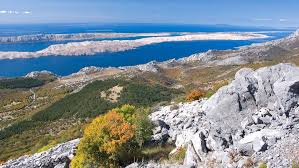 Strogi rezervat prirode hajdučki i rožanski kukovi — velebit, simbol hrvatskih planina, prava je riznica za prirodoslovce, planinare i sve one koji žele i znaju uživati u autentičnim prirodnim ljepotama. Northern Velebit National Park