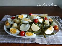A fine cottura, tagliate ancora calde le patate e fagiolini. Insalata Di Patate Con Fagiolini E Uova Sode Estiva E Colorata Porta Allegria A Tavola