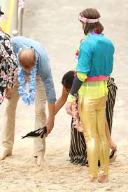 Beach Day Take Two Meghan Markle And Prince Harry Go Barefoot At Bondi Beach Prince Harry And Megan Prince Harry And Meghan Prince Harry