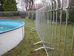 Den Mobilen Poolfix Poolzaun Kann Man Mit Den Standfussen Auch Auf Dem Rasen Aufstellen Pool Zaun Pool Zaun