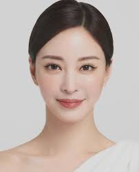 Actor Han Ye-seul released an identification photo.On the 16th, Han Ye-seul  posted a message