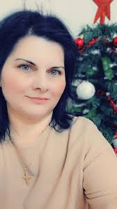 PĂSĂRI MIGRATOARE De când te știu îmi scrii poeme ce le găsesc în zori sub  perne, cu ochi de pasăre măiastră eu îți fac viața mai frumoasă... Chiar  dacă vin grămadă toate