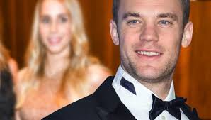 Manuel Neuer Kuss Mich Schatz Seltener Liebes Schnappschuss Mit Seiner Nina Zum Ersten Hochzeitstag Bunte De