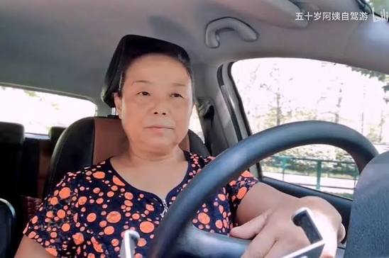 CHÁN CHỒNG GIA TRƯỞNG, VỢ U60 ĐI DU LỊCH BỤI SUỐT 3 NĂM CHƯA MUỐN VỀ NHÀ 😂  Bà Su Min, năm nay 59 tuổi, đang hưởng thụ cuộc sống tự do