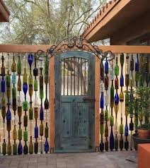 Turn Wine Bottles Into An Outdoor Wall These Are The Best Garden Diy Yard Ideas Hinterhof Garten Weinflaschenwand Weinflasche Garten