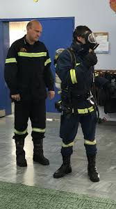 Σεγκούνι και ποδιά από τσόχα, φόρεμα (ποκαμίσα) και μαντήλα κεφαλής. Episkepsh Ths Pyrosbestikhs 12o Nhpiagwgeio Hlioypolhs
