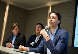 Un grupo de amigos (daniel sarcos, fausto mata, cheddy garcía e irving alberti) se dedica a romper el record de llegar a 100 fiestas … Lo Que Esta Empedrado De Buenas Intenciones El Mundo